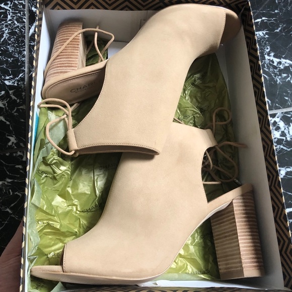 Charles David Shoes - LIKE NEW Charles David Light tan chunky heels